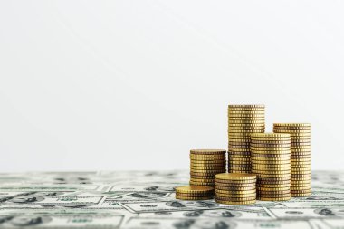 ABD dolarlarının üzerine yığılmış altın sikkeler, finans, servet birikimi ve iş yatırımları konseptini temsil eden hafif bir arka plan ile yerleştirildi. 3B Hazırlama