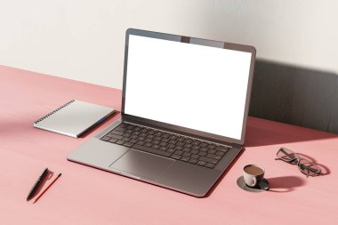 Pembe masadaki boş ekranlı dizüstü bilgisayar, defter, kahve, bardak ve güneş ışığında kalem, temiz ofis içi konsepti. 3B Hazırlama