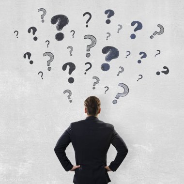 Takım elbiseli işadamının ışık duvarı arka planında yüzen soru işaretlerine bakması, iş problemleri çözme kavramını sembolize ediyor.