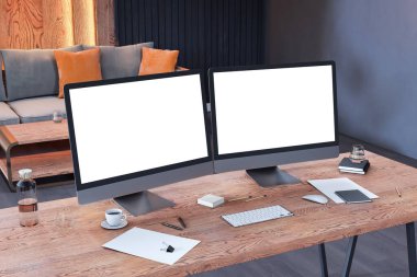 Modern ofis içi ahşap masa üzerinde çift boş bilgisayar monitörleri, telif alanı ekranlı temiz bir düzen, markalaşma veya görüntüleme konsepti. 3B Hazırlama