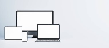 Boş ekran modeli bilgisayar, dizüstü bilgisayar, tablet ve akıllı telefon temiz arka planda. Teknoloji sunumu kavramı. 3B Hazırlama