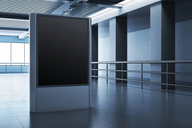 Temiz modern iç mekan içinde, döşemeleri döşemeli ve metal parmaklıklı boş dijital reklam panosu modeli, ürün sergisi veya sunum düzeni için ideal. 3B Hazırlama