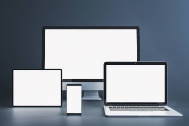 Masaüstü, dizüstü, tablet ve akıllı telefonun boş ekran maketi temiz, karanlık bir arkaplanda. Üç boyutlu görüntüleme. İlgili tasarım şablonu kavramı
