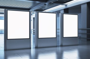 Modern ışık arka planına sahip temiz bir odada üç boş reklam panosu modeli. Reklam, markalaşma ya da tasarım sunumu için mükemmel. 3B Hazırlama.