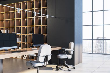 Minimalist mobilyalarla, ahşap raflarla ve şehir manzarasını gösteren büyük pencerelerle çağdaş ofis içi. 3B Hazırlama
