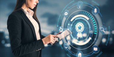 Dijital sertifika arayüzüne sahip tablet kullanan iş kadını, soyut bulanık arkaplan üzerine fütürist ışık tasarımı, teknoloji yeniliği kavramı