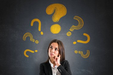 Kadın eli çenesinde, sarı soru işaretleri etrafında, koyu dokulu arka plan, karar verme kavramı ve tasarımda yaratıcılık ile düşünüyor.