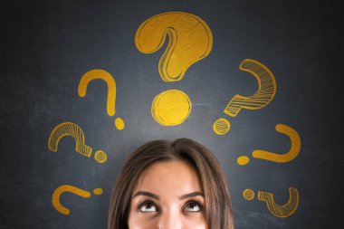 Kadın kafası sarı soru işaretlerine bakıyor, yaratıcı grafik tarzı, koyu dokulu arka plan, merak ve problem çözme kavramı