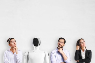 Düşünceli insanlar ve insanımsı robot, gerçekçi bir şekilde, arka planda, teknoloji ve yenilik kavramında bir arada duruyorlar.