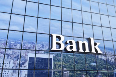 Binanın üzerinde bir banka tabelası var. Tabela beyaz ve üzerinde 