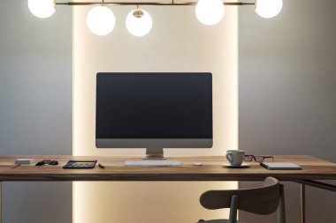 Masaüstü bilgisayarı, temiz ahşap masa üzerinde, aksesuarlı, modern ofis içinde, ışık duvarı arka planında. 3B Hazırlama