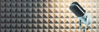 Parlak bir mikrofon, geometrik bir akustik duvarın önünde duruyor, temiz minimalist stüdyo arka planı, 3D görüntüleme, ses kaydı kavramı.
