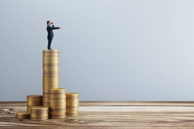 Dürbün kullanarak para yığınları üzerinde çalışan iş adamı, ışık arkaplan üzerinde yaratıcı konsept, vizyonu, liderliği, başarıyı ve finansal planlamayı sembolize eden kişi