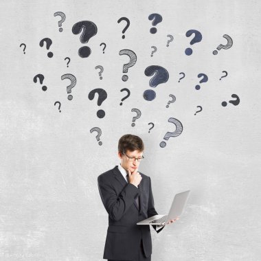 Bilgisayarı tutan iş adamı, soru işaretleri ile düşünceli görünüyor. El çizimi taslak, arka plan, merak ve problem çözme kavramı.