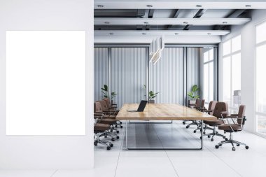 Beyaz duvarda dikey boş poster, ahşap masa, sandalyeler, büyük pencereler ve şehir manzarası olan temiz ve modern ofis iç mimarisi, 3D