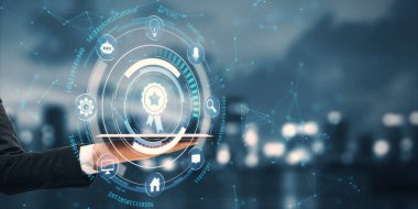 İş adamı elinde parlak sertifika rozeti ve fütüristik simgeleri olan dijital bir tablet tutuyor. Bulanık şehir arka planında yaratıcı ışık efektleri var.