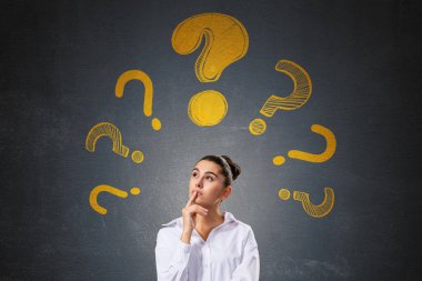 Etrafında sarı soru işaretleriyle derin düşünen bir kadın, gerçekçi stili, koyu dokulu arka plan, kafa karışıklığı ve karar verme kavramı