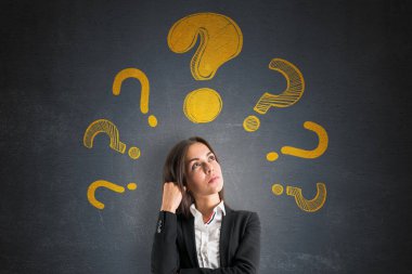 Etrafında sarı soru işaretleri olan iş kadını, gerçekçi stil, koyu dokulu geçmiş, kafa karışıklığı ve karar verme kavramı