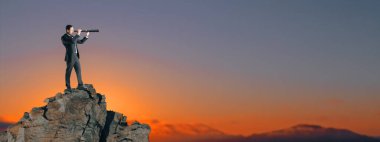İş adamı teleskopla Rocky Mountain Peak 'e bakıyor, gerçekçi tarzda, günbatımı geçmişiyle. Ticarette gelecekteki vizyon kavramı