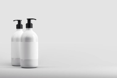 Temiz modern tarzda gösterilmiş iki boş pompa şişesi, markalaşma ve etiket tasarımı promosyonunu temsil ediyor. 3B Hazırlama