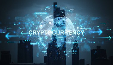 Parlak veri küresi ve finansal terimlerle birlikte gelecek kripto para birimi kavramı, dijital finansı sembolize ederek, şehrin ufuk çizgisi arka planında yer alır.