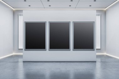 Modern galeri odasındaki beyaz duvarda üç boş çerçeveli poster, ışıklandırma, tasarım ve tasarım için konsept ile en az arkaplan temizliği. 3B Hazırlama