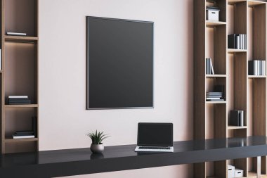 Masanın üstündeki ışık duvarında boş siyah poster modeli dizüstü bilgisayarı ve bitkisi, modern ofis içi, ahşap raflar, 3D oluşturma
