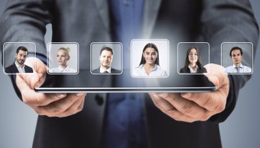 Elinde tablet tutan bir iş adamı dijital arayüzde, modern tarzda, açık arkaplanda insan portreleri taşıyor. Çevrimiçi çalışan seçimi kavramı