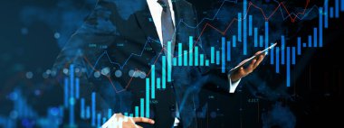 Takım elbiseli iş adamı, parlak finansal grafikleri ve grafikleri olan tablet, soyut geçmişi olan, iş veri analizi kavramını kullanan