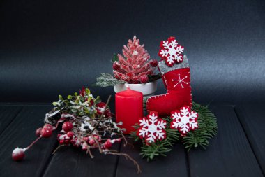 Yeni yıl dekoru. Noel kar taneleri. Hediye ayakkabısı. Kırmızı mum.