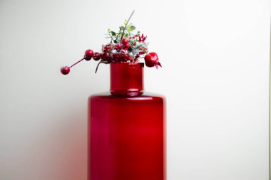 Yeni yıl için dekorasyon. Uzun çiçek vazosu. Kırmızı cam şişe..
