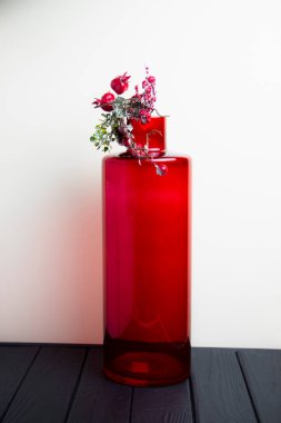 Yeni yıl için dekorasyon. Uzun çiçek vazosu. Kırmızı cam şişe..