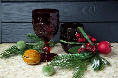 Kırmızı gözlük. Kış elması. Kadehler. Karanlık ahşap arka plan. Festival masası için dekorasyon