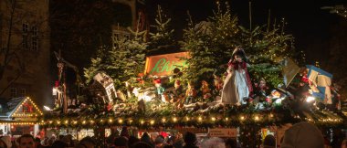 Stuttgart, Almanya 'daki Noel Pazarı' nda İnsanlar