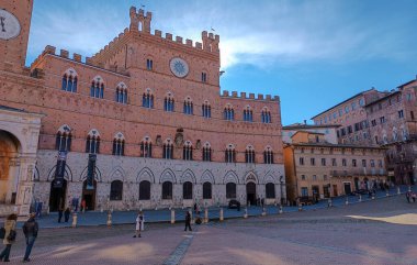 Siena, İtalya - 17 Aralık 2023: Piazza del Campo Siena 'nın tarihi merkezinin ana kamusal alanıdır.