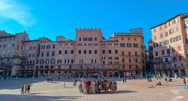 Siena, İtalya - 17 Aralık 2023: Piazza del Campo Siena 'nın tarihi merkezinin ana kamusal alanıdır.