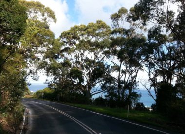 Okyanus kenarındaki güzel yol manzarası 