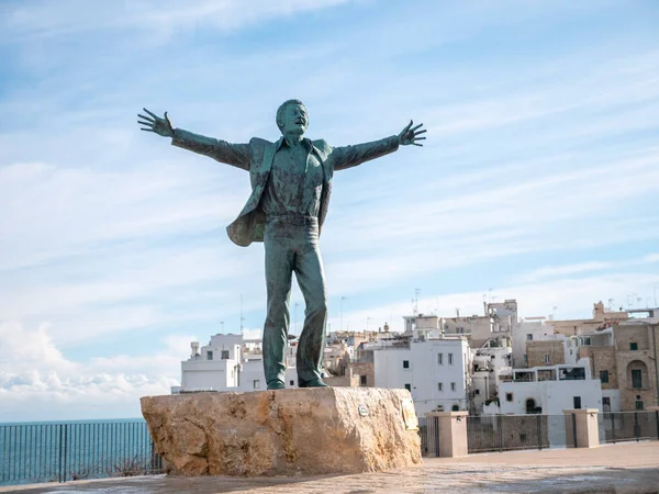 Domenico Modugno heykeli Polignano 'da bir kısrak