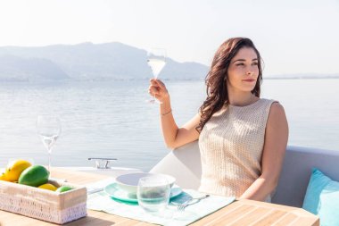 Genç inanılmaz kadın yatta dinleniyor.