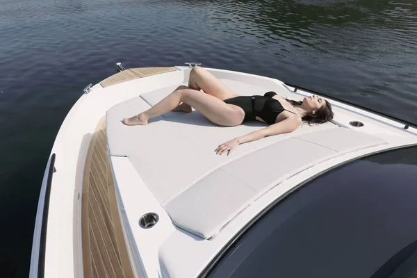 Junge Erstaunliche Frau Entspannen Auf Der Jacht — Stockfoto