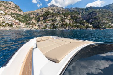 Denizdeki yat pruvası manzarası