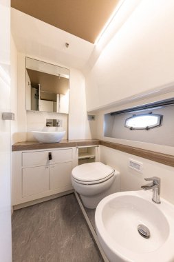 Beyaz küveti ve tuvaleti olan modern bir banyo. İçeride kimse yok.