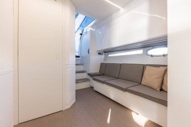 Modern bir yatın, kanepesi ve yatağı olan bir oturma odası.