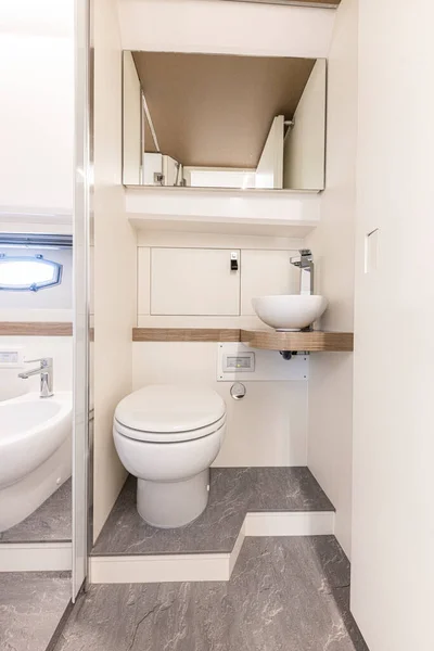 Iate Interior Uma Moderna Casa Banho Com Banheira Branca Ninguém — Fotografia de Stock