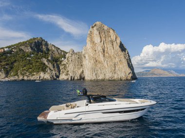 Akdeniz 'de hava manzaralı bir yat. Capri Adası, İtalya 'dan Faraglioni.