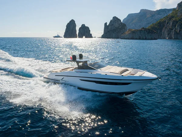 Vista Aerea Yacht Nel Mar Mediterraneo Faraglioni Dell Isola Capri — Foto Stock