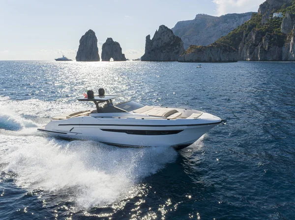 Flygfoto Yacht Medelhavet Faraglioni Capri Italien — Stockfoto