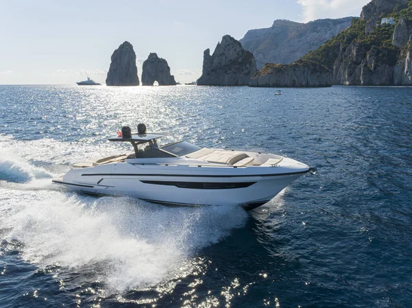 Vista Aérea Yate Mar Mediterráneo Faraglioni Isla Capri Italia —  Fotos de Stock