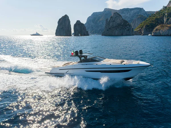 Vanuit Lucht Yacht Middellandse Zee Faraglioni Van Capri Eiland Italië — Stockfoto