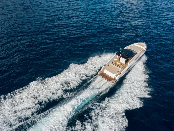 地中海での豪華なヨットの空中ビュー ナポリ海岸 — ストック写真
